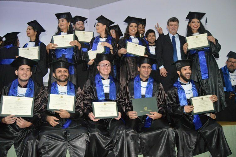 Formandos reuniram-se em suas turmas para as fotos de despedida